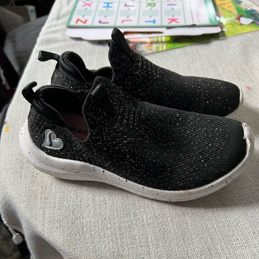 Gently used girls sketchers size 13.5